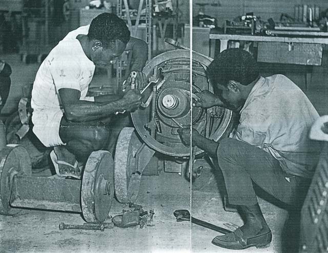 Foto 22   Wakum dan S. Major sedang menjelesaikan pe-kerdjaannja pada suatu mesin listrik, jang telah di-perbaiki.